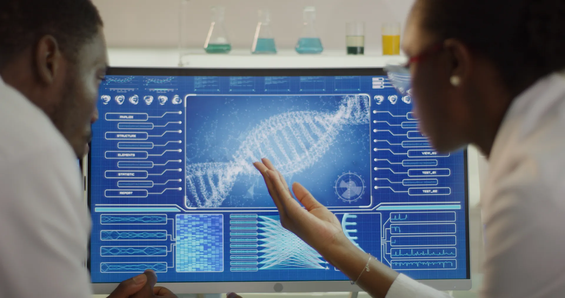 Scientifique examinant des données de séquençage d’ADN à l’écran dans un laboratoire de recherche en génétique