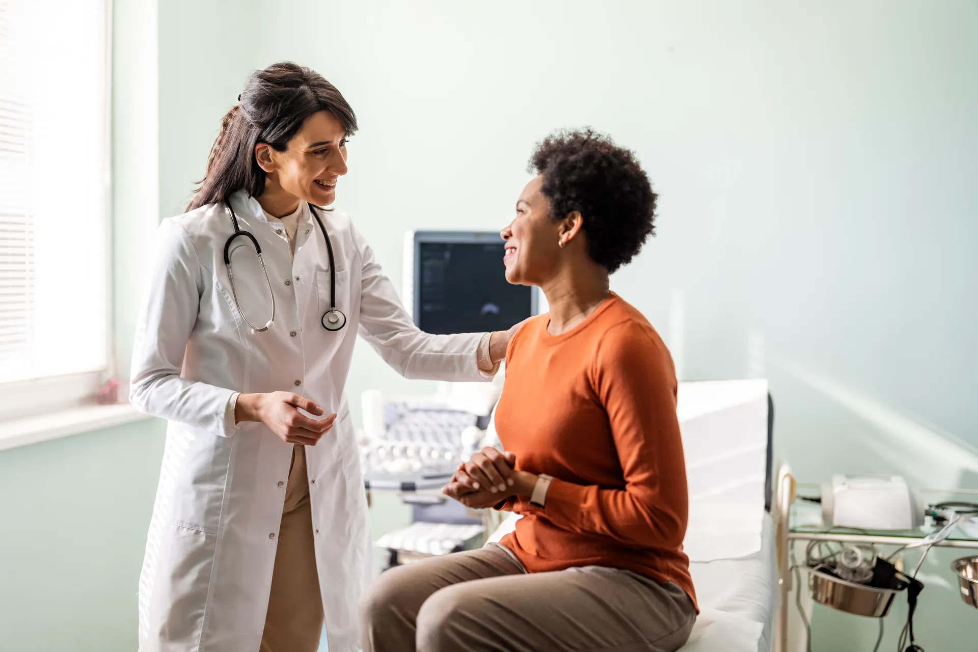Professionnelle de la santé discutant des résultats d’un test avec une patiente