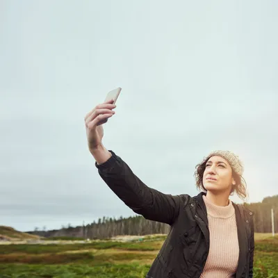 Femme prenant un égoportrait en randonnée