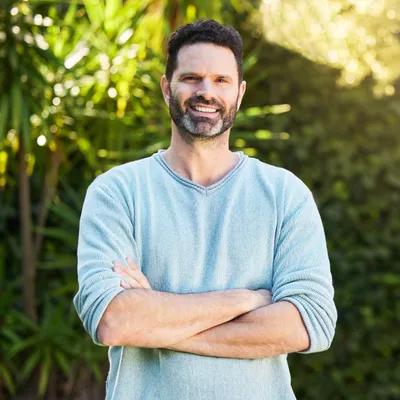 Homme debout à l’extérieur