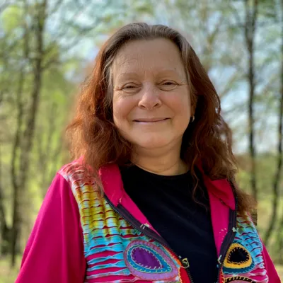 Femme souriante dans une forêt