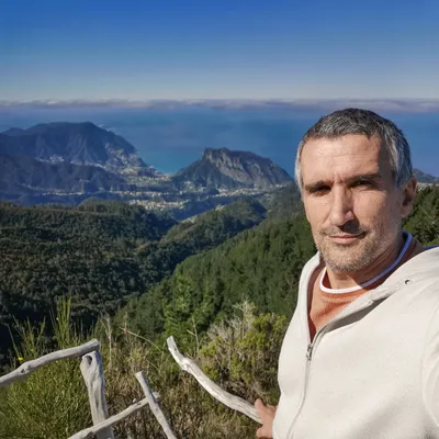 Homme à un point de vue panoramique