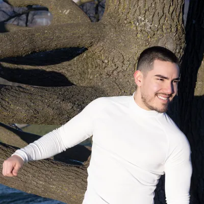 Jeune homme souriant dans un parc