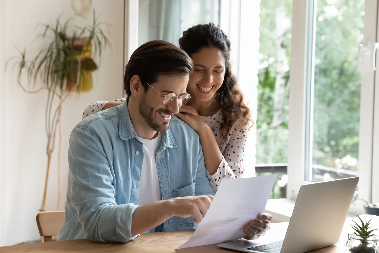 Couple heureux lisant ses résultats