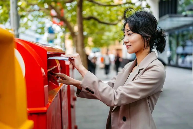 Patiente renvoyant la trousse de prélèvement au laboratoire par la poste